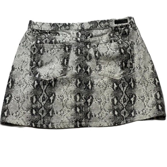 BLANK NYC Skirt B&W Reptile Print Denim Mini 5 pocket Styling Women's Size 29 - Picture 7 of 12
